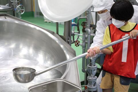 写真:回転釜かき混ぜ・配缶体験