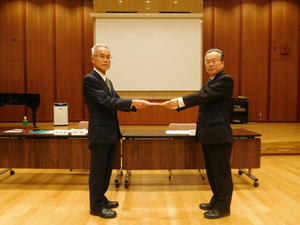 写真：金子委員長から柿沼教育長へ提言書提出