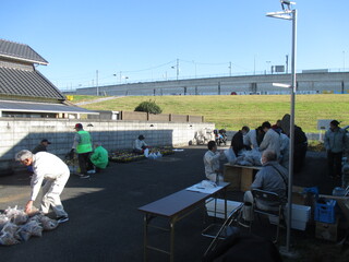 写真：肥料の袋詰め