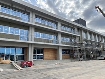 増築校舎（校庭側）の写真