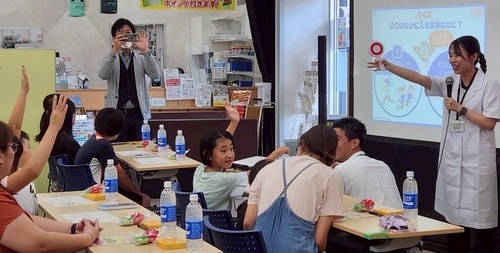 熱中症予防の話を聞く参加者の写真