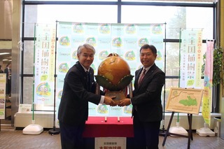 写真:木製地球儀引渡し式