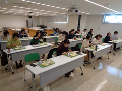 写真：試食会の様子2