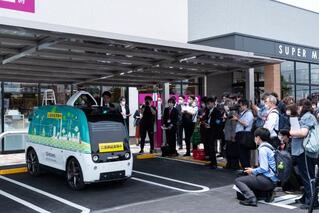 写真:自動配送ロボット説明中