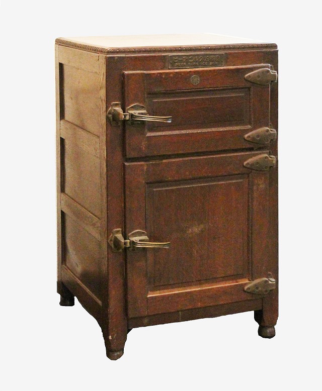 上の段に氷を入れて下の段のものを冷やす木製の冷蔵庫