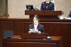 女性議員が質問をする様子