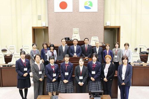 女性議員と執行部の全員が集まった写真