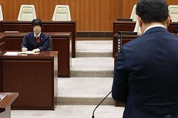 女性議員が答弁を聞く様子