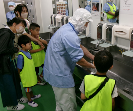 写真：「学校給食における標準的な手洗いマニュアル」に沿った手洗い実演