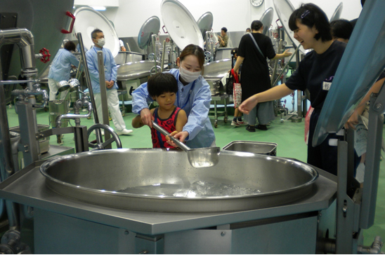回転釜かき混ぜ・配缶体験