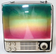 疑似的なカラー映像を楽しむためカラービームスコープという着色版を装着したモノクロテレビの写真