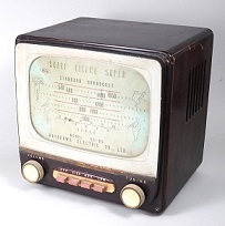 当時、高額だったテレビを手に入れた気分が味わえるテレビ型ラジオ