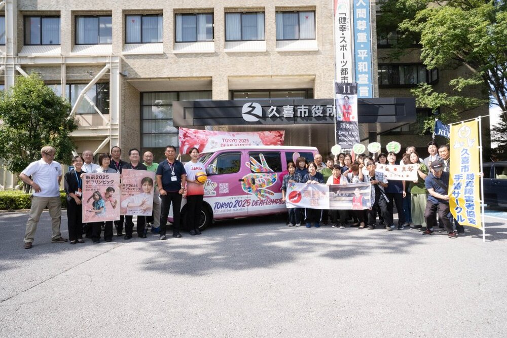 キャラバンカーセレモニー記念撮影の写真