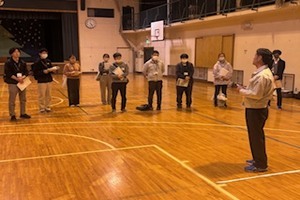 講師が参加者に講評を話す画像