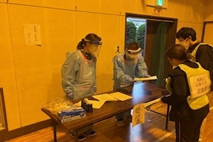 福祉避難所に避難してきたという設定の避難者役を受け付ける画像