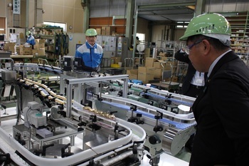 製品を見学する様子