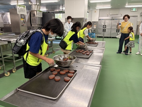 写真：ハンバーグ並べ体験