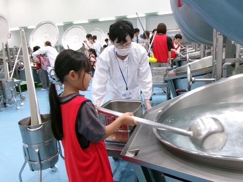 写真：回転釜かき混ぜ・配缶体験