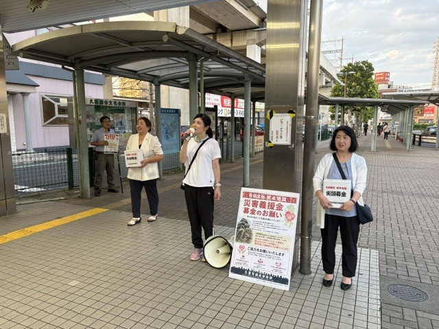 久喜駅前で募金活動をしている議員の写真