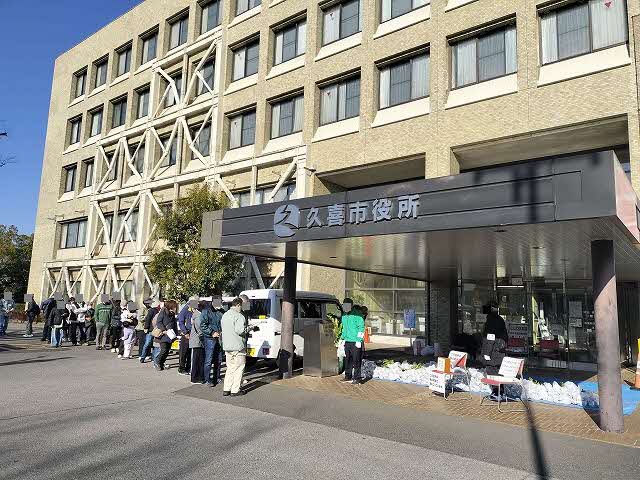 苗木配布作業の全景写真
