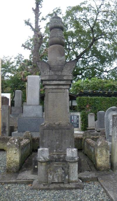写真　梅澤太郎右衛門の墓（うめざわたろううえもんのはか）