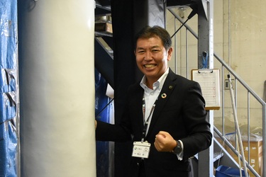 サンドバックに拳を添える梅田市長の写真